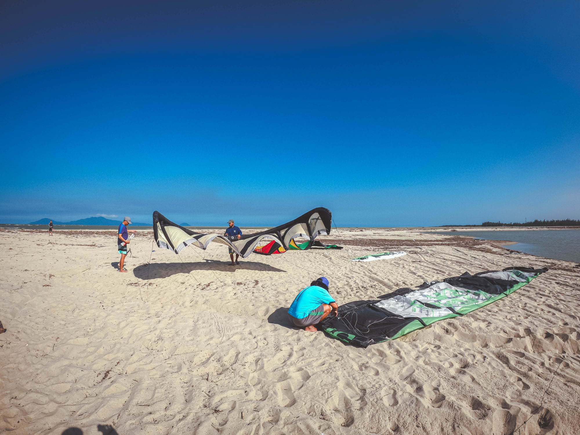 'Chơi độc' ở Hội An Tết Dương lịch 2022: Chèo SUP sông Hoài; lướt ván diều như phim