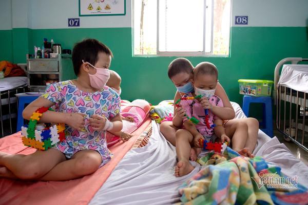 Trẻ em là F0 điều trị tại nhà, phụ huynh cần chú ý điều gì?