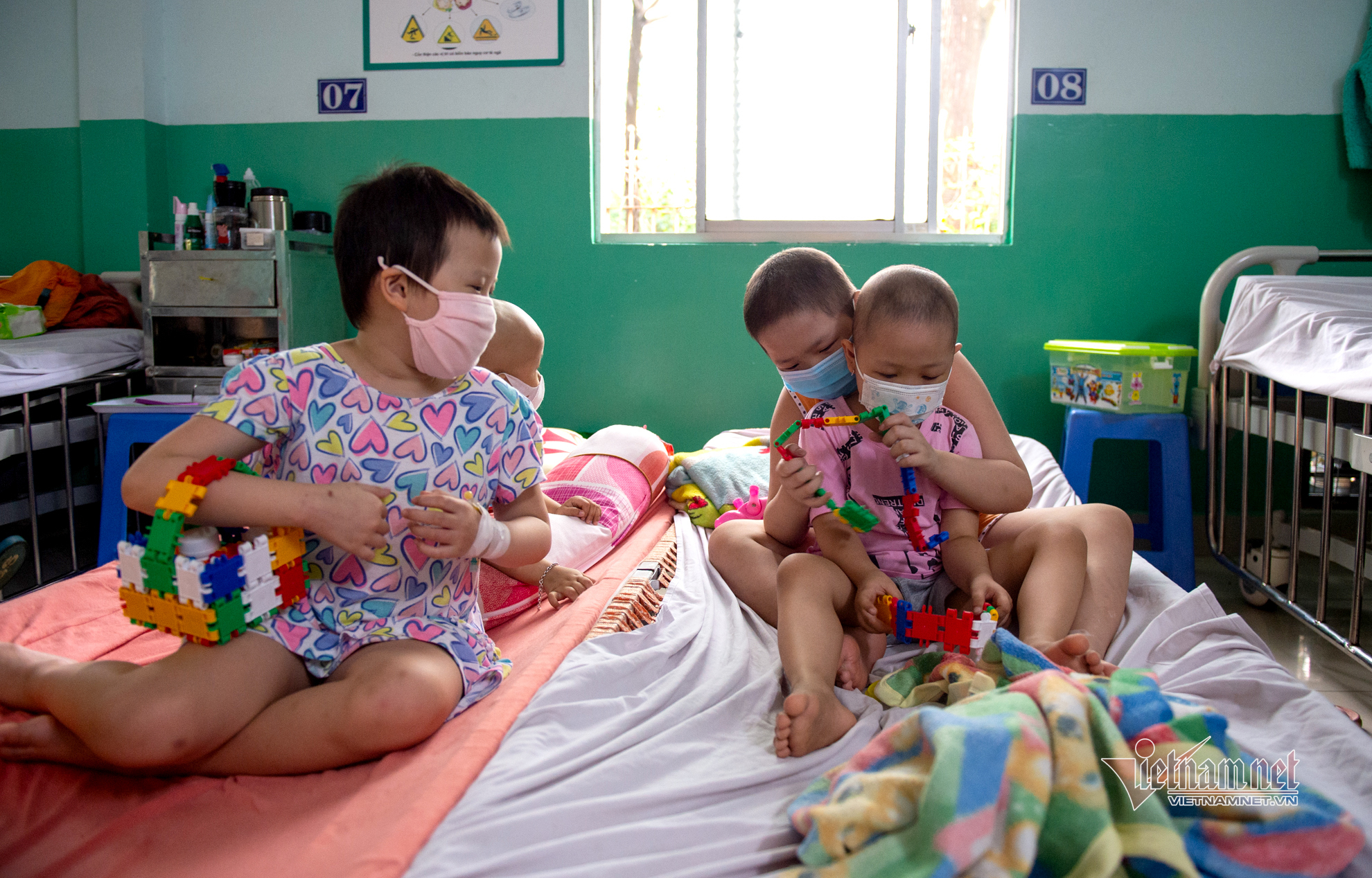 Trẻ em là F0 điều trị tại nhà, phụ huynh cần chú ý điều gì?
