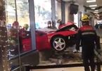 Cụ ông 82 tuổi lái siêu xe Ferrari "cắm đầu" vào cửa trung tâm thương mại
