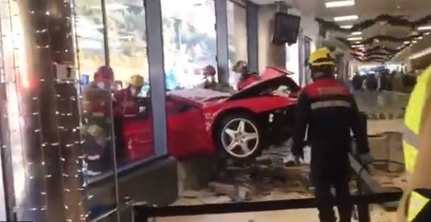 Cụ ông 82 tuổi lái siêu xe Ferrari 