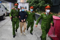 Dẫn giải các bị cáo vụ ông Nguyễn Đức Chung thao túng cho Nhật Cường trúng thầu