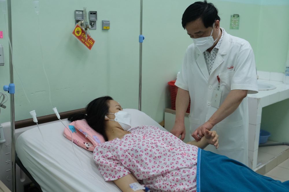 Sản phụ bất ngờ ngã gục, tím tái khi đang làm thủ tục test Covid-19