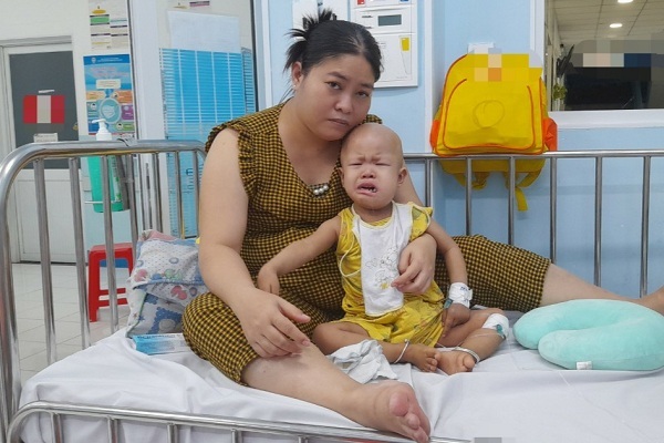 Tiếng khóc xé lòng của bé gái 2 tuổi bị ung thư biến dạng khuôn mặt