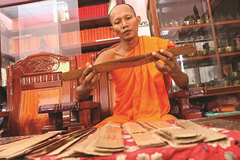 An Giang to preserve Khmer Buong leaf writing