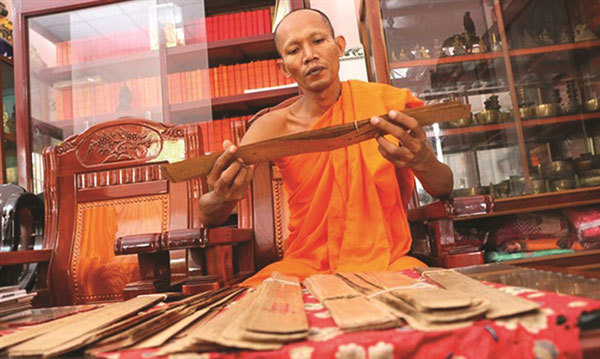 An Giang to preserve Khmer Buong leaf writing