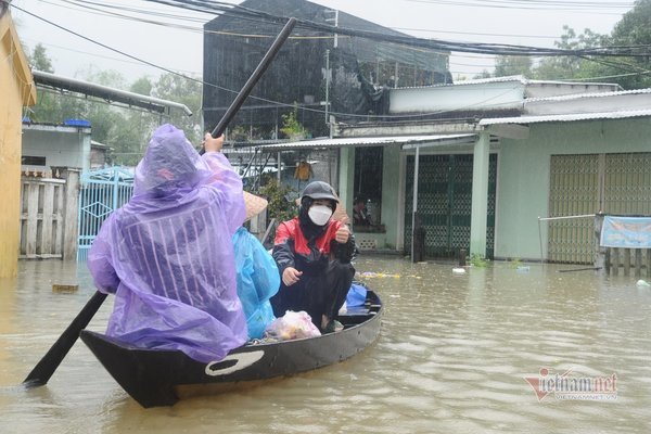 Mưa lớn bất thường, người dân Quảng Nam đi ghe vào tận cửa