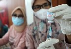 Người đàn ông Indonesia khoe đã tiêm 16 mũi vắc xin Covid-19