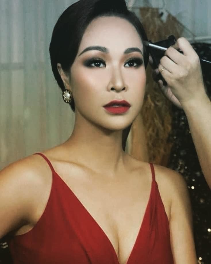 Uyên Linh khoe vẻ sexy táo bạo ở tuổi 34