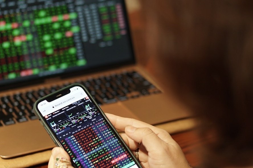 Cảnh báo: Nhóm chat, diễn đàn tung tin đồn xúi giục mua chứng khoán