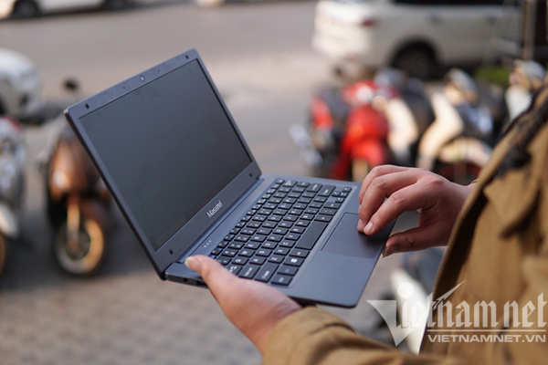 Trên tay laptop “Win bản quyền” học online giá 6 triệu đồng