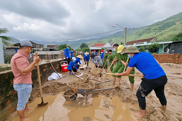 Di dời khẩn cấp trăm hộ dân sau sự cố lở núi ngập bùn đất ở Bình Định