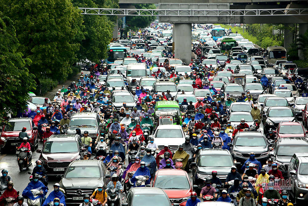 Hanoi warned of more serious traffic jams if it bans motorbikes too soon