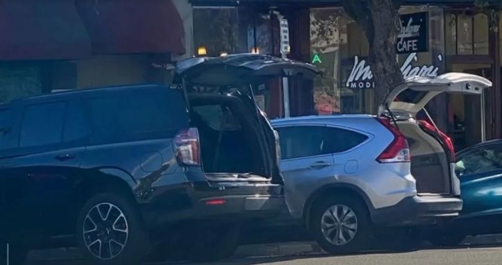 Rủ nhau mở toang cốp ô tô để tránh bị trộm “ghé thăm” phá kính