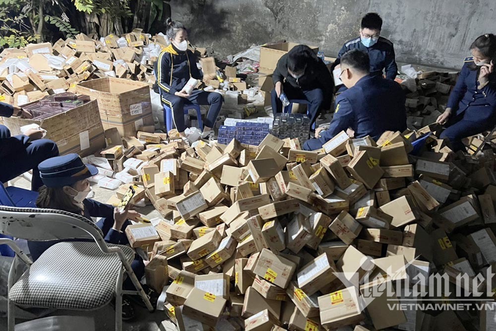 Tá hỏa với kho nước hoa hơn 14.000 hộp không rõ nguồn gốc