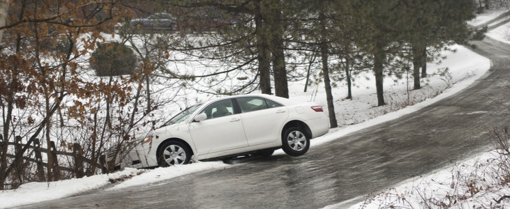 Kinh nghiệm 'xương máu' khi lái xe trên đường băng tuyết