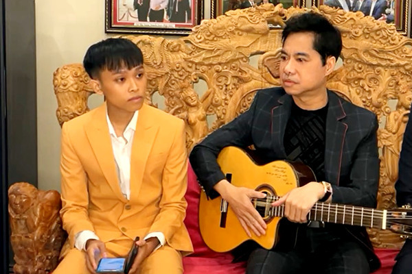 Hồ Văn Cường hát cùng Ngọc Sơn ở nhà bầu Thụy - VietNamNet