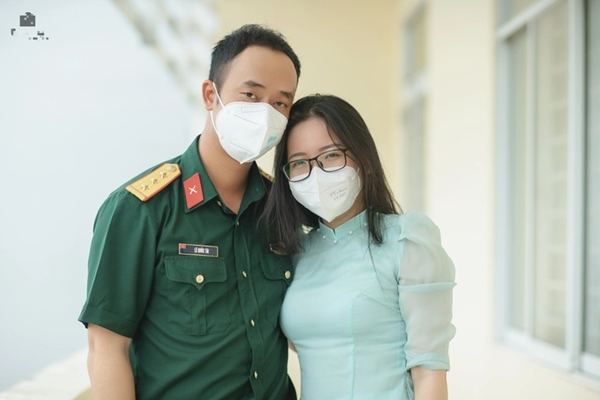 Anh bộ đội vào TP.HCM chống dịch 'rước luôn' cô tình nguyện xinh đẹp làm vợ