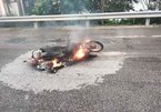 Xe máy bốc cháy dữ dội, trơ khung ngay sau tai nạn