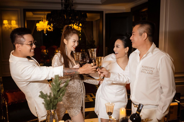 Vợ chồng Tuấn Hưng dự Dạ tiệc trắng của nữ doanh nhân Hà thành
