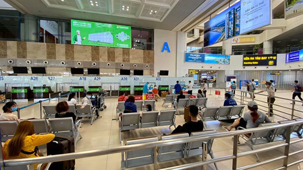 Hanoi, HCM City's Omicron response plan criticised for obstructing planned resumption of int'l flights