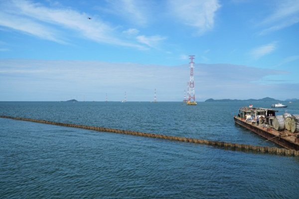 Kéo dây vượt biển đường điện 220kV Kiên Bình - Phú Quốc