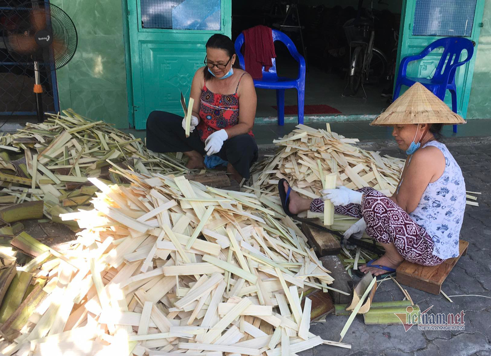 Người biến những cành dừa vứt đi ở bãi biển thành giấy và tranh