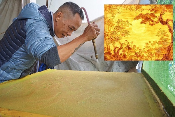 The man who turns waste into paper and paintings