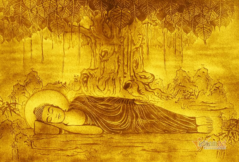 Người biến những cành dừa vứt đi ở bãi biển thành giấy và tranh