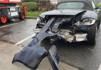 Siêu xe Porsche gặp tai nạn nát đuôi, tài xế vẫn lái xe chạy như thường