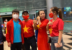 Fan nữ lặn lội tiễn tuyển Việt Nam về nước