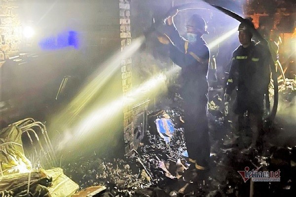 Hà Nội: Giải cứu 2 người mắc kẹt trong căn nhà bốc cháy dữ dội
