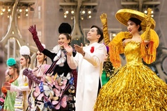 Lý Quí Khánh giới thiệu váy dạ hội thổ cẩm ở Dubai