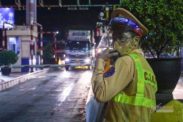 Ngơi 'lá chắn' phòng dịch, cận Tết lại tuyên chiến với nạn đua xe