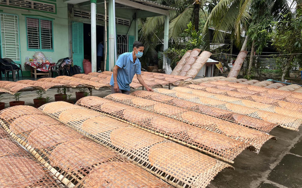 Vợ chồng Vĩnh Long làm giàu nhờ loại bánh Tết nhà nào cũng có