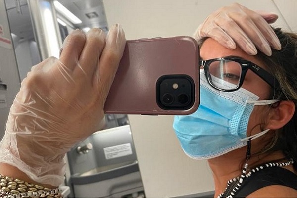 Phát hiện dương tính giữa chuyến bay, cô gái tự cách ly 5 tiếng trong nhà vệ sinh