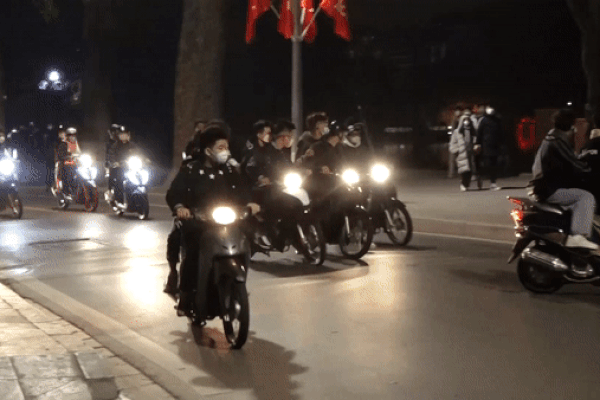 Công an Hà Nội vây bắt 'quái xế' náo loạn trước giao thừa