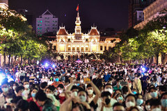 Biển người đón countdown ở TP.HCM, Hà Nội vắng lạ trong đêm giao thừa