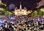 Biển người đón countdown ở TP.HCM, Hà Nội vắng lạ trong đêm giao thừa