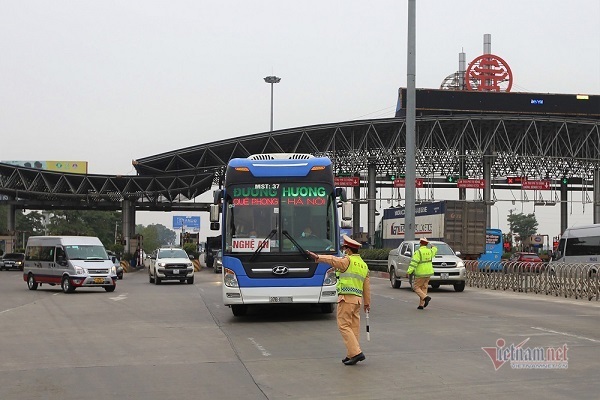 Tài xế đi nhầm làn thu phí không dừng trên cao tốc, ngỡ ngàng bị phạt nặng