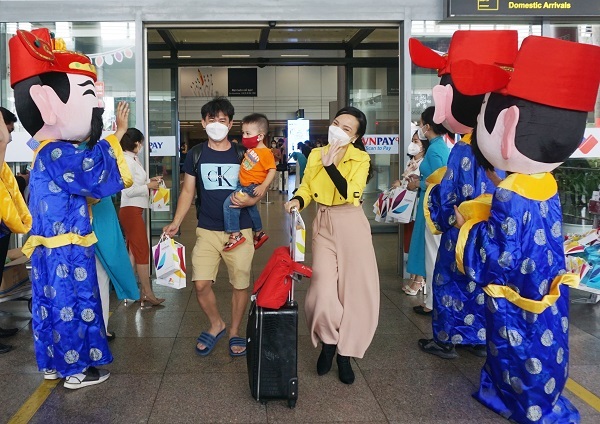 Sân bay Đà Nẵng nhộn nhịp đón khách ngày đầu năm mới