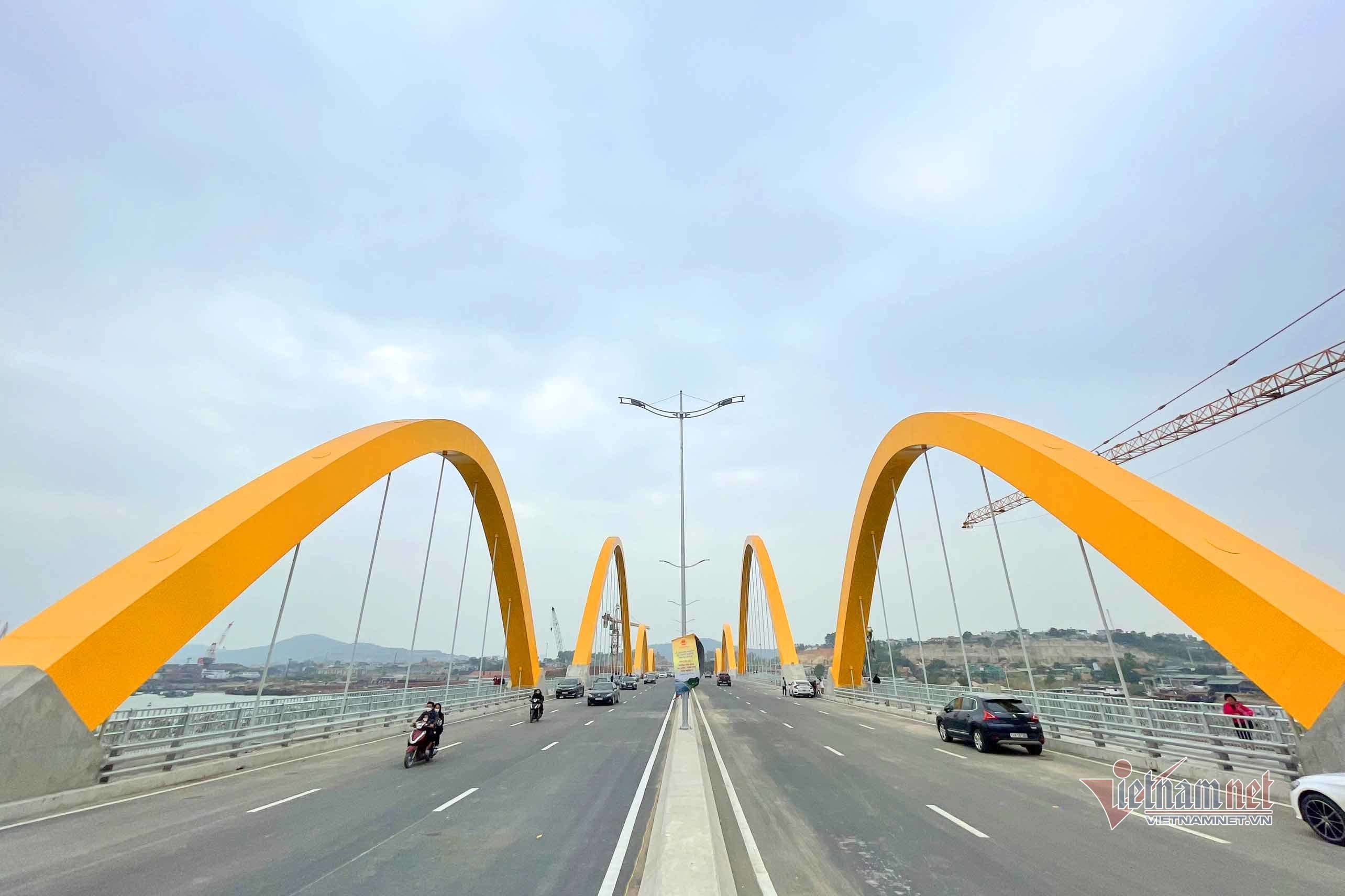 Cầu Tình Yêu hơn 2.100 tỷ ở Quảng Ninh nhộn nhịp trước ngày khánh thành