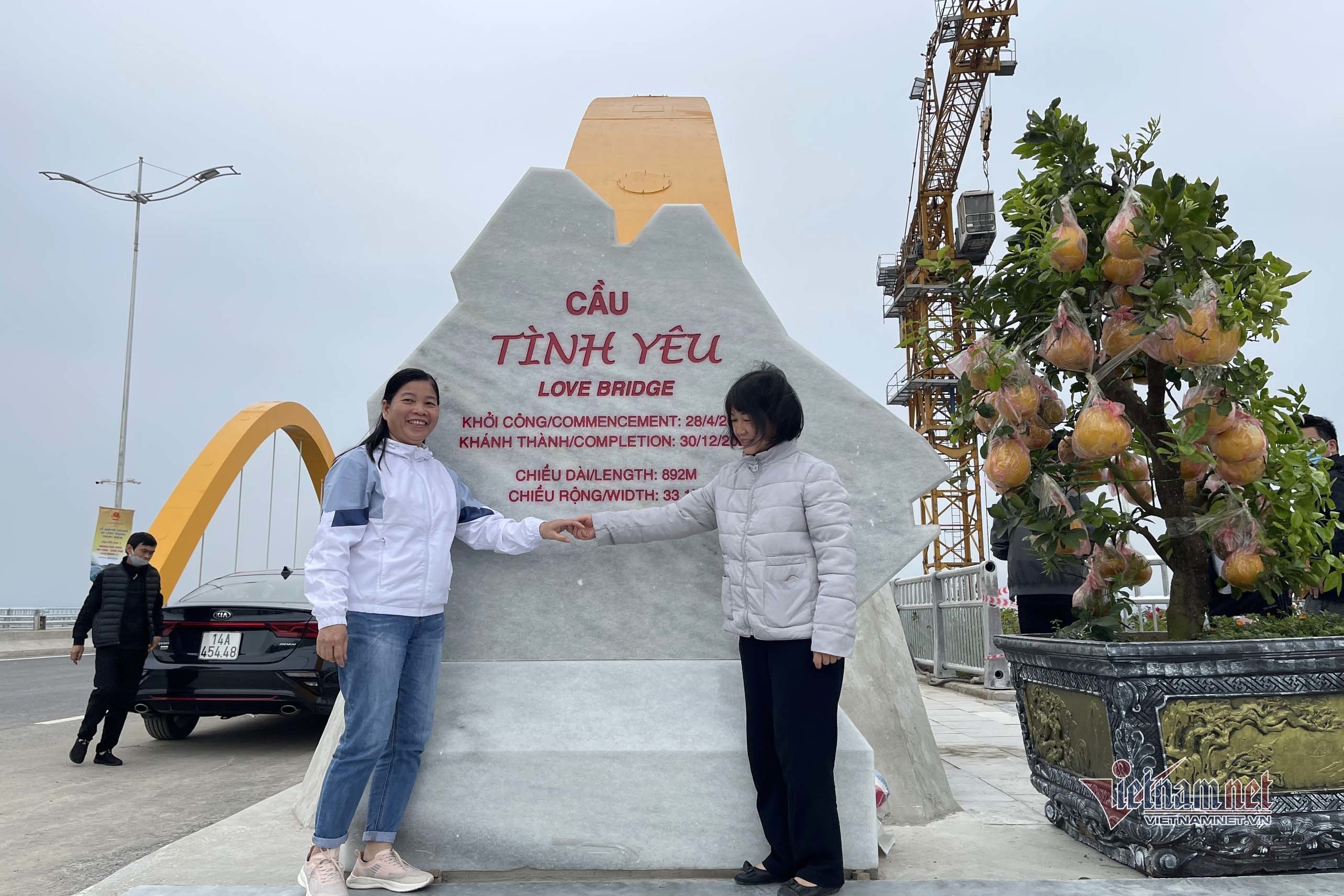 Cầu Tình Yêu hơn 2.100 tỷ ở Quảng Ninh nhộn nhịp trước ngày khánh thành
