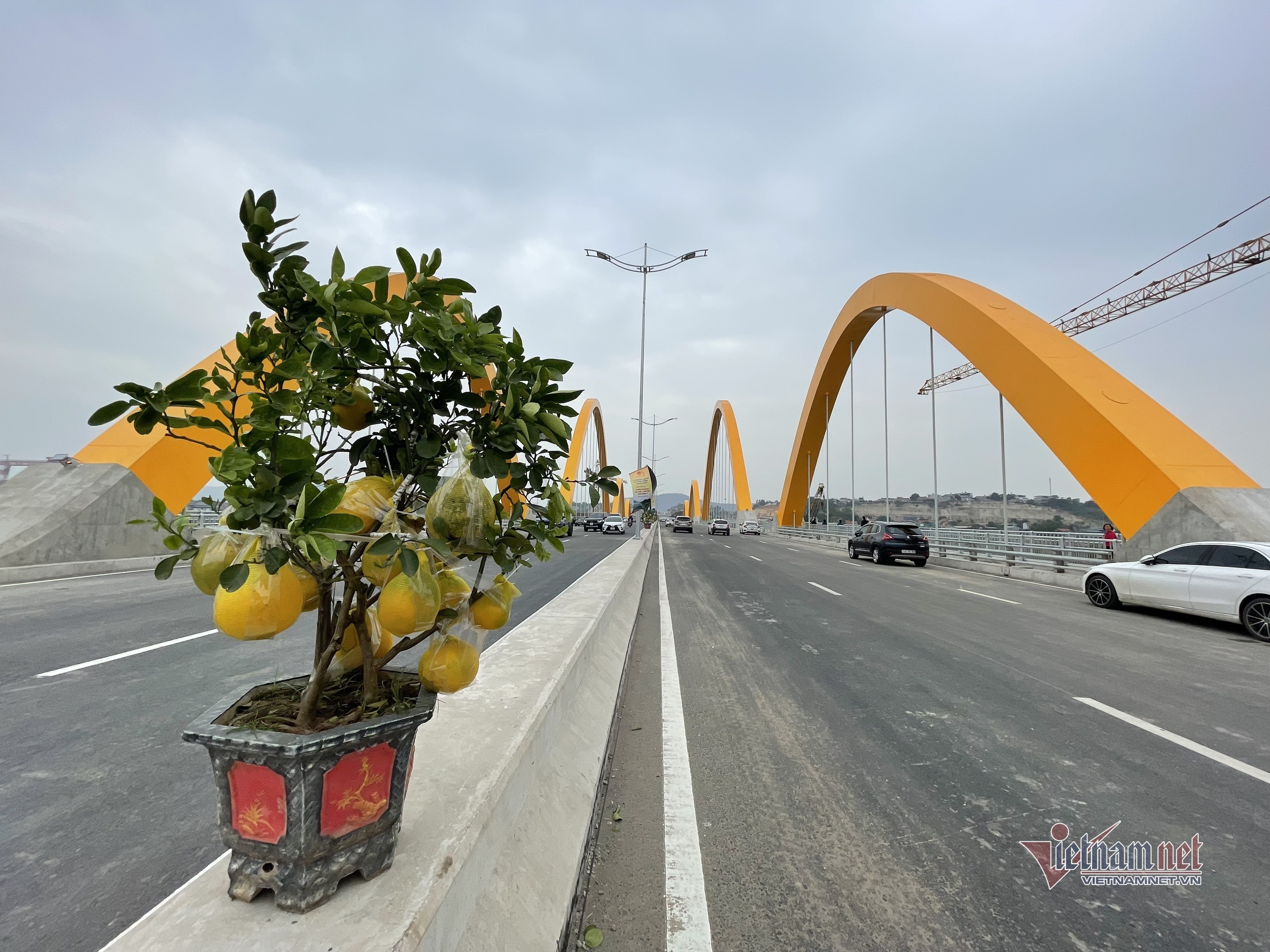 Cầu Tình Yêu hơn 2.100 tỷ ở Quảng Ninh nhộn nhịp trước ngày khánh thành