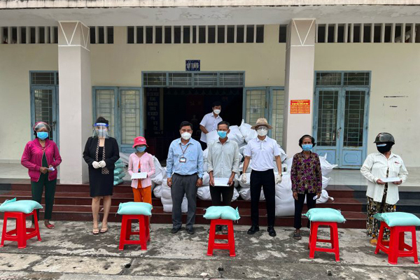 Công ty Cổ Phần SOCOS tặng gạo cho người dân vùng cách ly