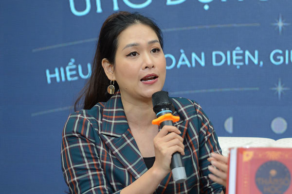 Hà Hương: 'Thầy giỏi, bạn tốt, sách hay định hướng nuôi dạy con tốt'