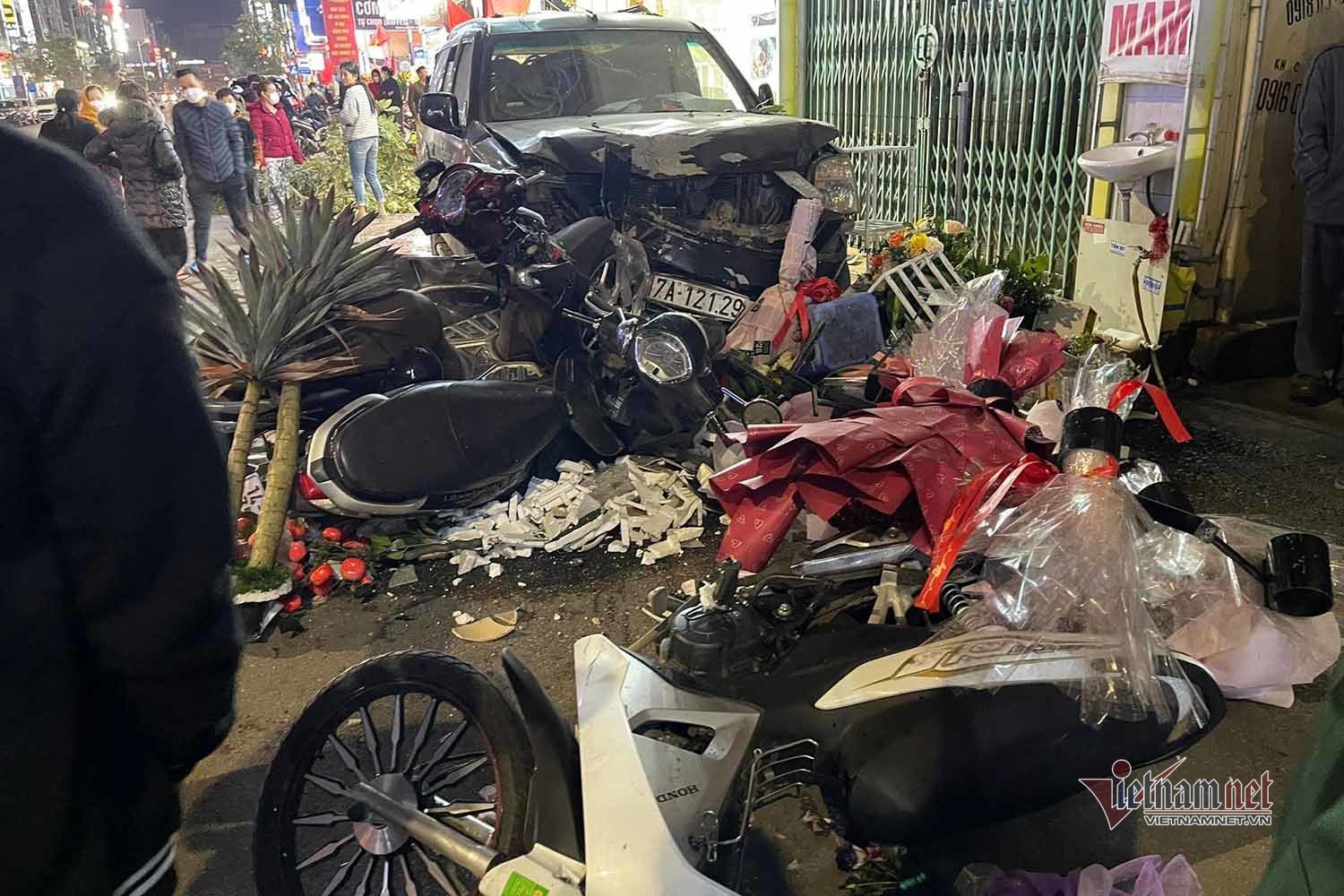 Ô tô 'điên' húc gãy cây, ủi loạt xe máy lên vỉa hè ở Quảng Ninh