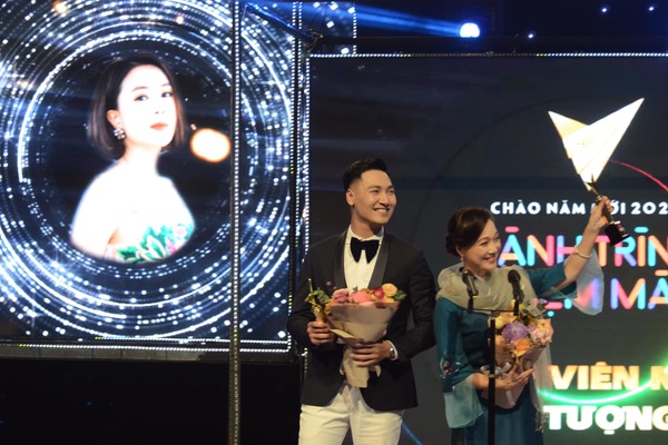 Mạnh Trường nhận giải 'Nam diễn viên ấn tượng', Hồng Diễm vắng mặt