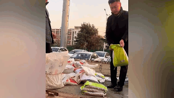 Chở 170 bao tiền đi mua ô tô mới