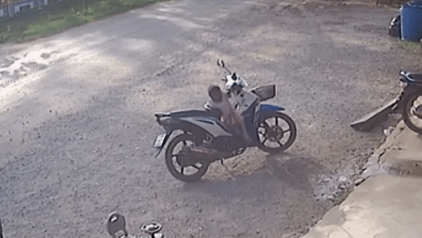 Ông bố quên tắt xe máy và cái kết thót tim